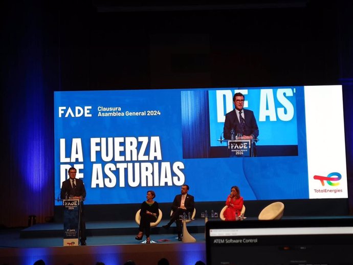 El presidente de la Confederación Española de Organizaciones Empresariales (CEOE), Antonio Garamendi, interviene en el acto de clausura de la Asamblea General de la Federación Asturiana de Empresarios (FADE), en el recinto ferial gijonés 'Luis Adaro'.