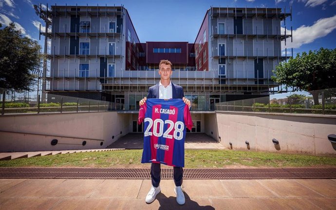 El jugador del FC Barcelona Marc Casadó, delante de la Masia blaugrana, tras renovar hasta 2028