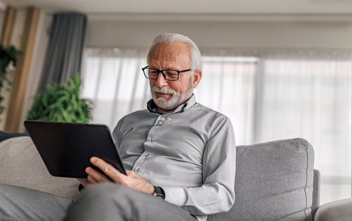 Archivo - Hombre mirando una tablet.