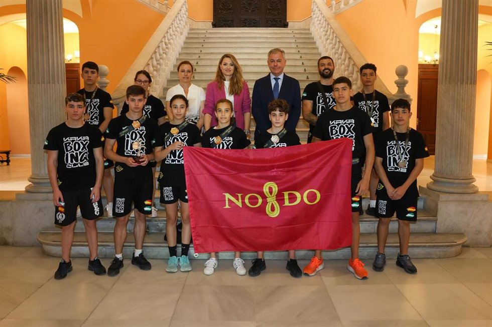 Sanz recibe a una representación del Kaká Boxing Club en el Consistorio.