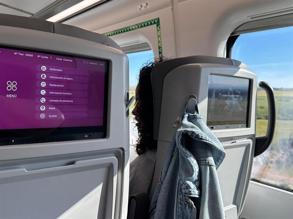 Tren de alta velocidad entre Asturias y Madrid. Renfe. AVE. Avril.
