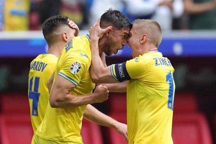 El jugador uncraniano Roman Yaremchuk celebrando un gol junto a Zinchenko.