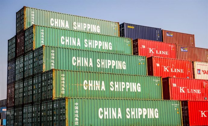 Archivo - FILED - 11 November 2014, China, Shanghai: Containers lie at the the container port in Shanghai. The EU Commission announced Monday that exports of 71 developing countries to the European Union last year reached a record value. Photo: Ole Spata/