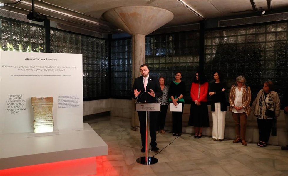 El presidente del Principado de Asturias, Adrián Barbón, participa en la inauguración de una muestra que exhibe el ara votiva de la Fortuna Balnearia, en el Museo de las Termas Romanas de Gijón.