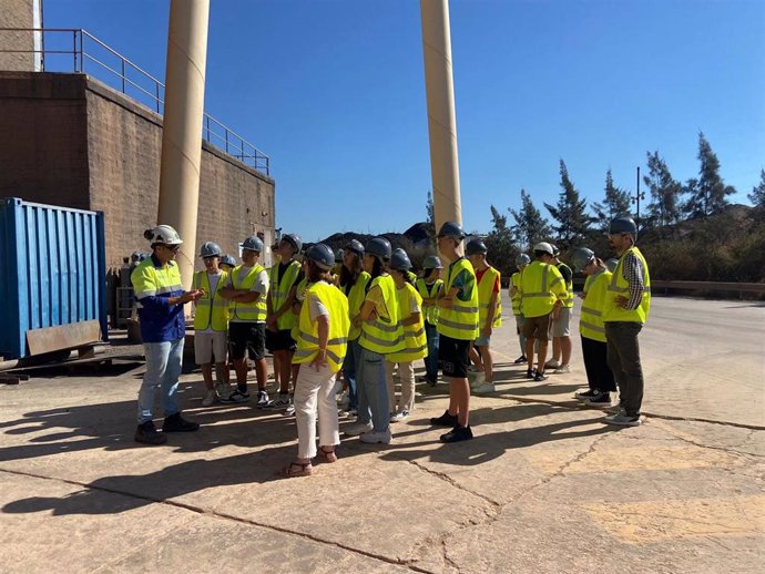 Alumnos y profesores del IES Doña Leonor de Guzmán visitan la fábrica de Cementos Portland