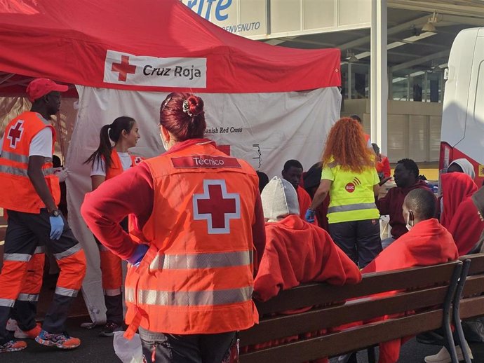 Migrantes atendidos en el puerto de Santa Cruz de Tenerife tras ser rescatado por un crucero en aguas cercanas a El Hierro