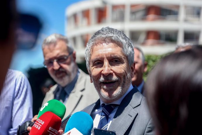 El ministro del Interior, Fernando Grande-Marlaska, atiende a los medios tras la inauguración de la nueva sede de la Dirección General de Protección Internacional, a 21 de junio de 2024, en Madrid (España). 