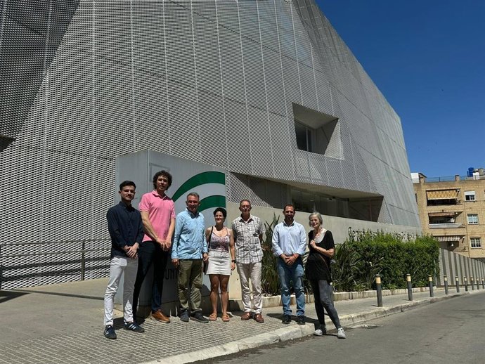Santiago (3º izda.) junto a otros cargos públicos y orgánicos de IU, ante el Hospital de Puente Genil.
