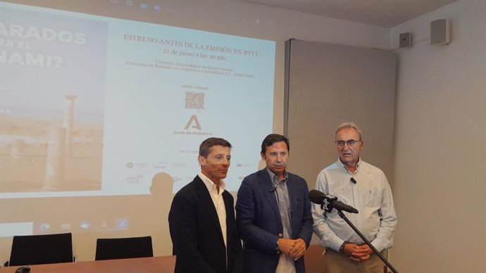 El subdelegado de la Junta de Andalucía en el Campo de Gibraltar, Javier Ros, da la bienvenida antes de proyectar el documental '¿Preparados para el Tsunami?' en el Conjunto Arqueológico de Baelo Claudia