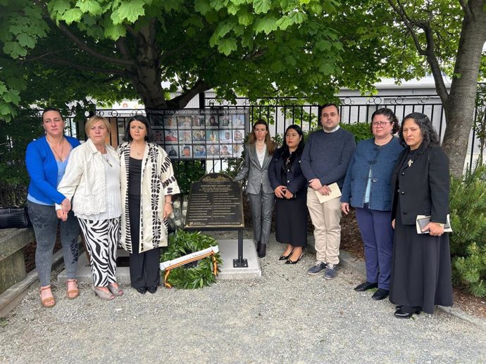 Terranova (Canadá) homenajea a las víctimas del Pintanxo con una placa con los nombres de los 21 fallecidos .