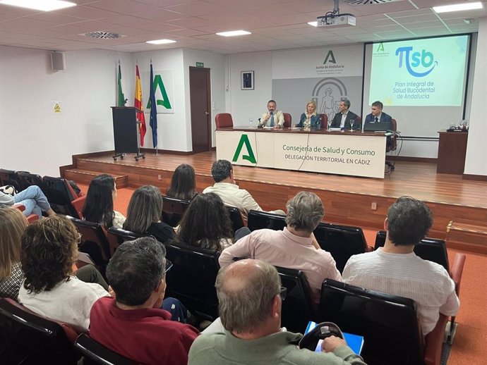 La delegada territorial de Salud y Consumo en la provincia de Cádiz, Eva Pajares, inaugura una jornada provincial en torno al Plan Integral de Salud Bucodental de Andalucía 2023-2027.