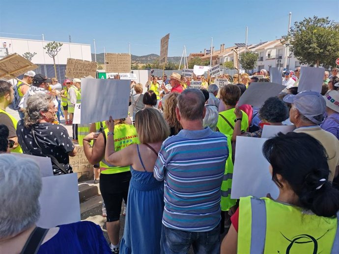 Los vecinos de Los Ángeles se concentran en Alcolea para exigir que se mantenga abierto su consultorio.