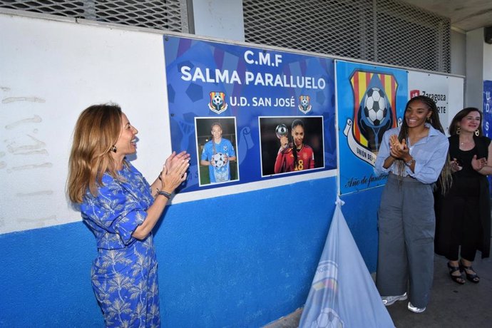 La alcaldesa de Zaragoza, Natalia Chueca, y la futbolista Salma Paralluelo descubren la placa que renombra el Campo Municipal de Fútbol San José como 'Salma Paralluelo'.