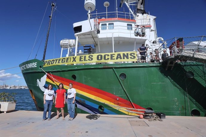 La presidenta del Congreso, Francina Armengol, visita el Arctic Sunrise de Green Peace en Palma