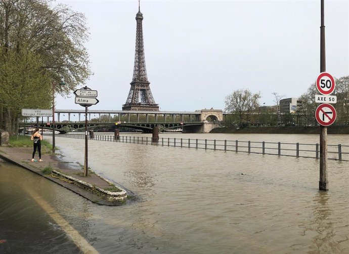 Archivo - Río Sena desbordado a su paso por París