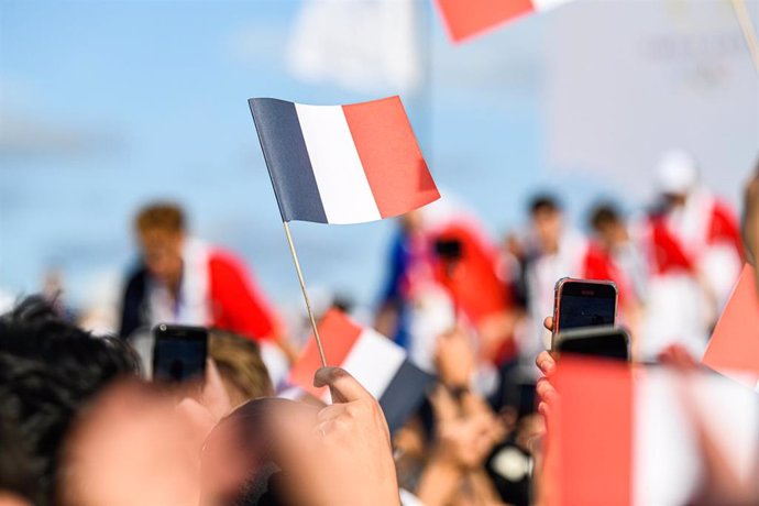 Archivo - Supporters waving french flags
