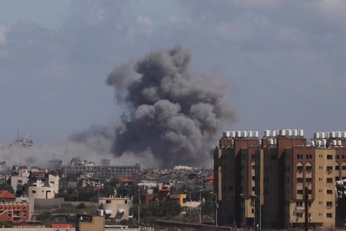 Archivo - 15 March 2024, Palestinian Territories, Gaza City: Smoke rises over a residential area following an Israeli attack. Photo: Omar Ashtawy/Zuma Press/dpa