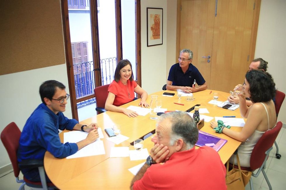 La secretaria general del PSIB-PSOE, Francina Armengol, se reúne con representantes de Frum Societat Civil