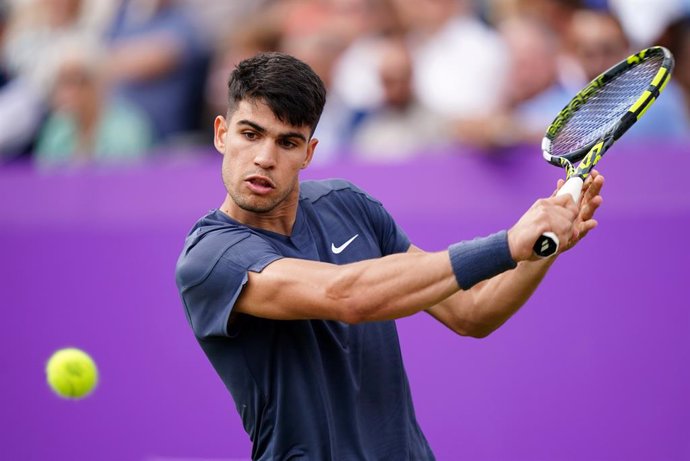 18 June 2024, United Kingdom, London: Spanish tennis player Carlos Alcaraz in action against Argentine tennis player Francisco Cerundolo during their men's singles match on day four of the cinch Championships at The Queen's Club. Photo: Zac Goodwin/PA Wir