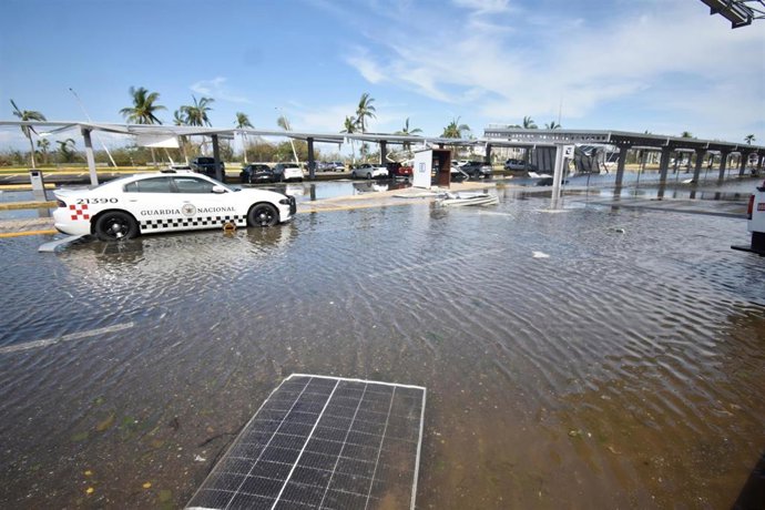 Archivo - GUERRERO, Oct. 28, 2023  -- This photo taken on Oct. 26, 2023 shows a road after being attacked by Hurricane Otis in Acapulco, state of Guerrero, Mexico. Hurricane Otis left at least 27 people dead and four missing as it hit the coast of the s