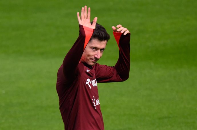 12 June 2024, Hanover: Poland's Robert Lewandowski waves to the fans during the Polish national team's training session at the Eilenriedestadion, in preparations for UEFA EURO 2024. Photo: Julian Stratenschulte/dpa