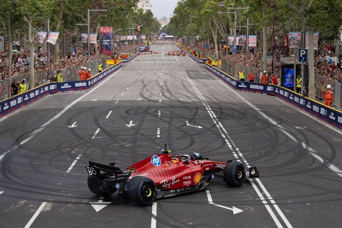 El piloto de F1 Carlos Sainz durante la celebración del Formula 1 Live Barcelona Road Show, en el Paseo de Gràcia, a 19 de junio de 2024, en Barcelona, Catalunya (España). Se trata de una exhibición de monoplazas del Mundial de Fórmula 1, en el marco del 