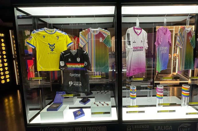 Muestra camisetas conmemorativas contra la homofobia espacio 'Legends The Home of Football'