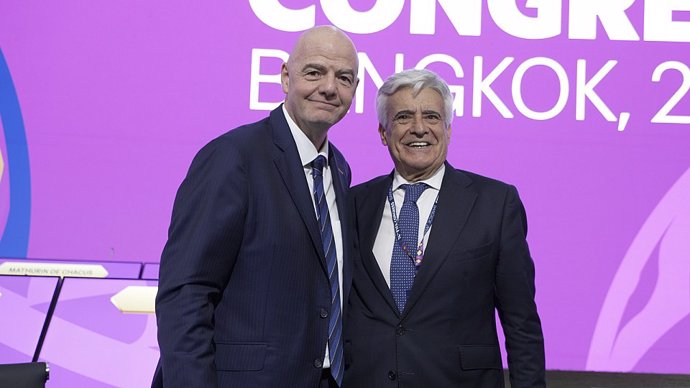 Archivo - El presidente de la FIFA, Gianni Infantino, junto al de la RFEF, Pedro Rocha.