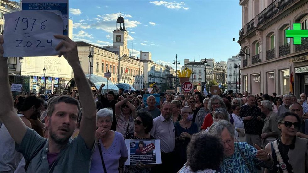 Cientos de personas en contra de la condecoración al presidente argentino Javier Milei por parte de la presidenta de la Comunidad de Madrid, Isabel Díaz Ayuso.