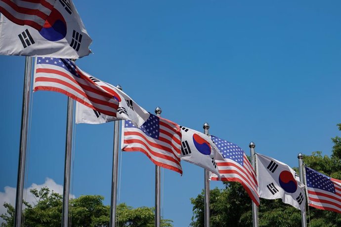 Archivo - Banderas de Corea del Sur y Estados Unidos.