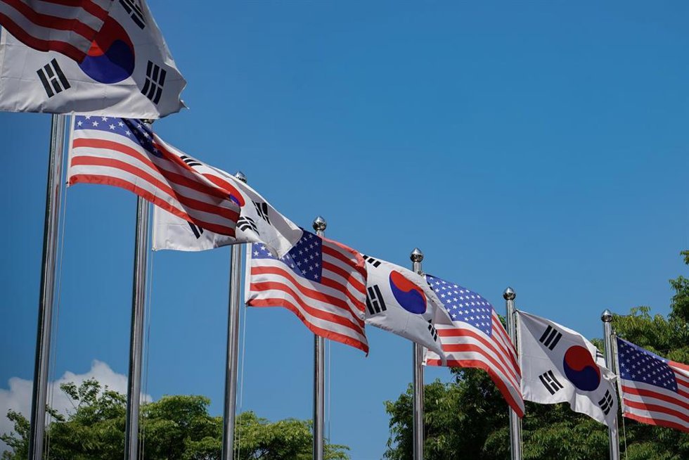 Archivo - Banderas de Corea del Sur y Estados Unidos.
