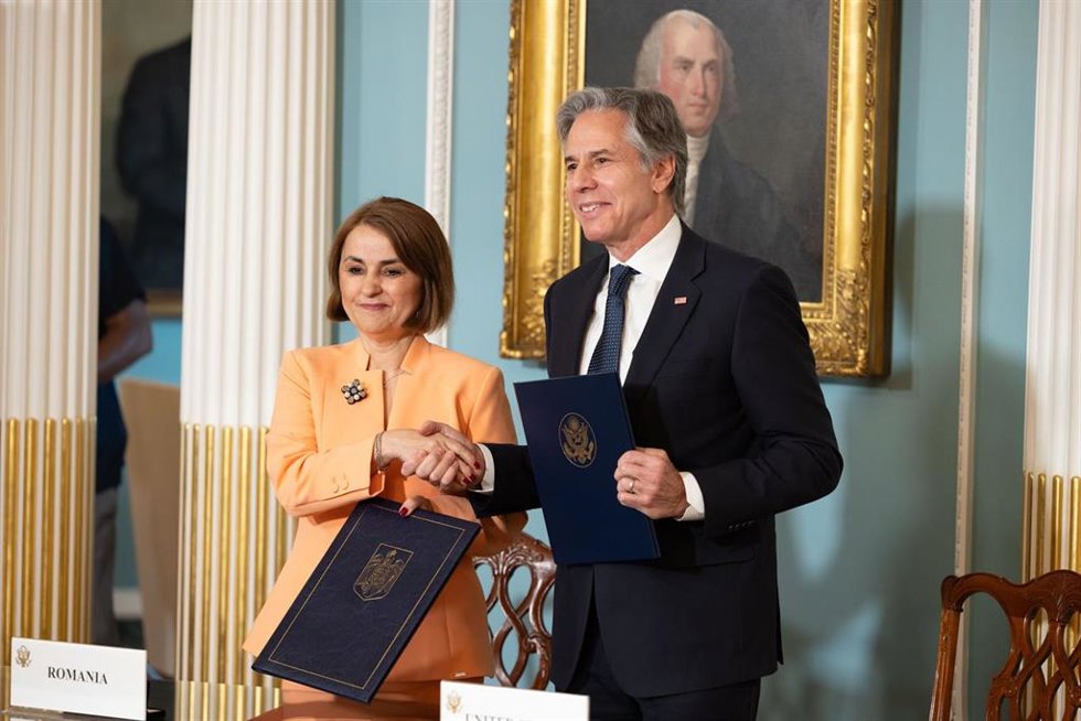 La ministra de Exteriores de Rumanía,  Luminia Odobescu, y el secretario de Estado de EEUU, Antony Blinken.