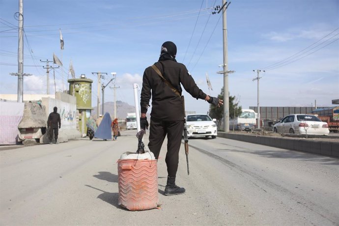 Archivo - Un policía afgano en un puesto de control en Kabul