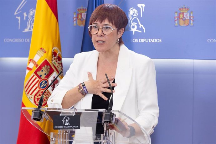 La portavoz de Compromís en el Congreso, Águeda Micó, durante una rueda de prensa anterior a la Junta de Portavoces, en el Congreso de los Diputados, a 18 de junio de 2024, en Madrid (España).