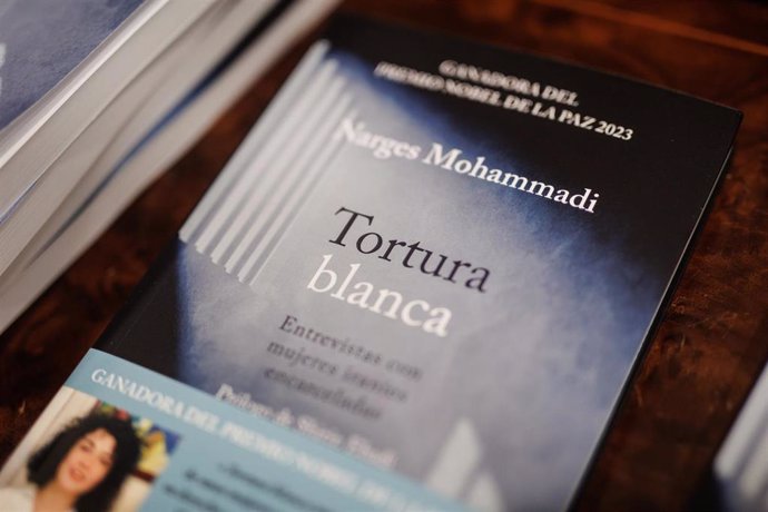 Archivo - Cubierta del libro 'Tortura blanca', en la sede de la Asociación de la Prensa, a 4 de diciembre de 2023, de la activista Narges Mohammadi