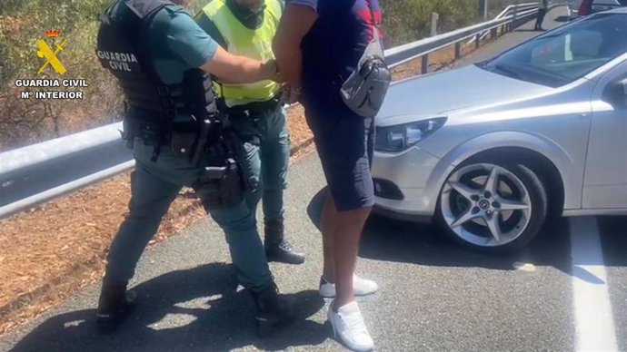 Foto de la Guardia Civil deteniendo a un hombre 