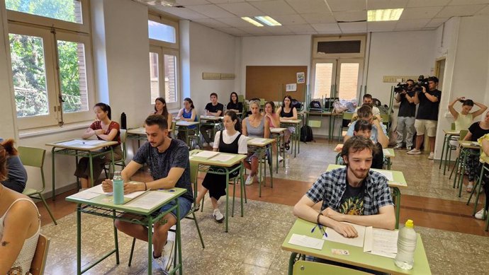 Opositores en una de las sedes, el IES Miguel Catalán, en Zaragoza.