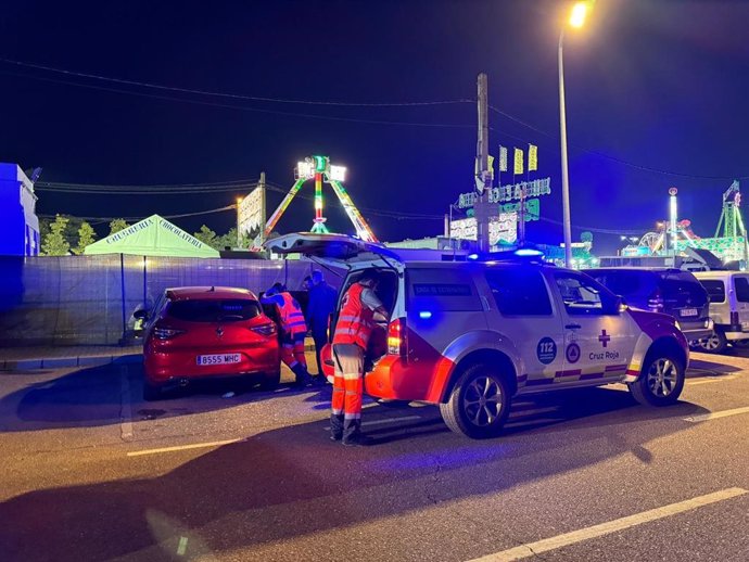 Efectivos de Cruz Roja trabajan durante la noche del viernes de la Feria de San Juan de Badajoz