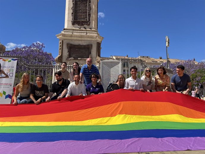 Concejales socialistas en el Ayuntamiento de Málaga con la bandera LGTBI.