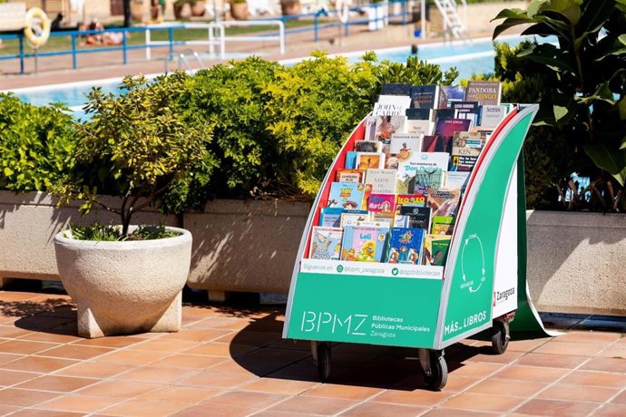 Más de 1.300 libros llegan este verano a las piscinas municipales de Zaragoza.