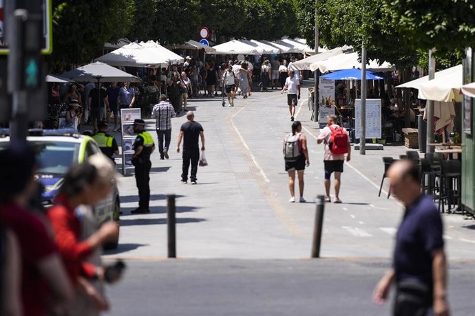 La calle San Jacinto, del popular barrio de Triana, con pocas personas por el sofocante calor, a 30 de mayo de 2024 en Sevilla (Andalucía, España). (Foto de archivo).