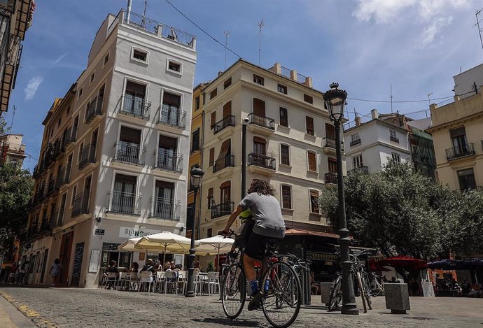 Varios turistas recorren la ciudad de Valencia