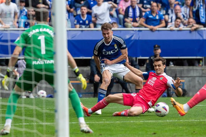 Jugada del partido entre el Real Oviedo y el RCD Espanyol (1-0 para los asturianos) en la ida de la final del Playoff de ascenso a LaLiga, disputado en el Carlos Tartiere de la capital asturiana