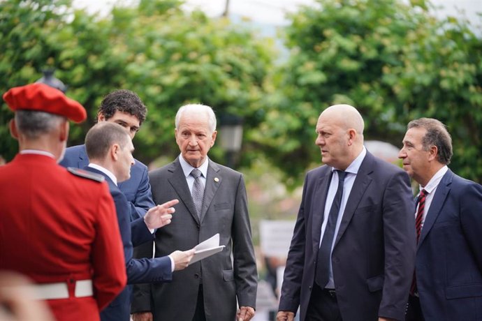 El exconsejero de Interior Juan Mari Atutxa y el exdiputado general de Bizkaia Unai Rementeria, llegando a la Casa de Juntas de Gernika