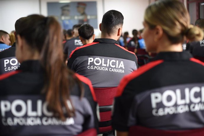 Archivo - Agentes de la Policía Canaria