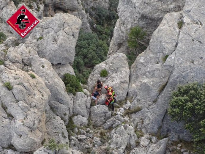 Bomberos rescatan a dos jóvenes enriscadas y a un senderista perdido en el Puig Campana