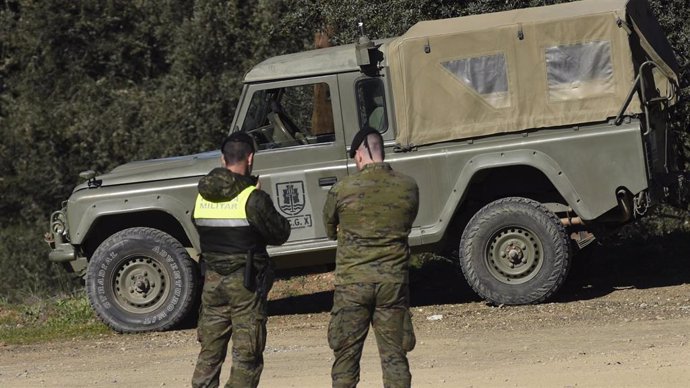 Archivo - Militares acordonando el lugar donde fallecieron los dos efectivos en la base de Cerro Muriano