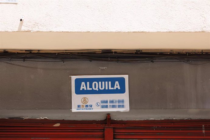 Archivo - Un cartel de 'Se Alquila' en una vivienda