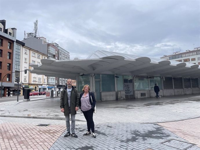 El alcalde de Siero, Ángel García, junto a la concejala de Festejos, Mercados y Bienestar Animal, Ana Nosti, en la Plaza Cubierta de Pola de Siero.