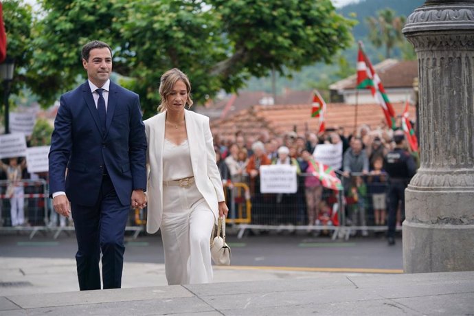 El próximo lehendakari, Imanol Pradales, llega junto a su esposa a la Casa de Juntas de Gernika